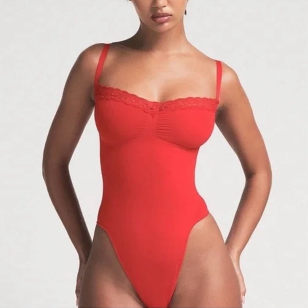 SKIMS Lace Thong Bodysuit In Cayenne Red Brand New Size XXS Sculpting Top Sexy